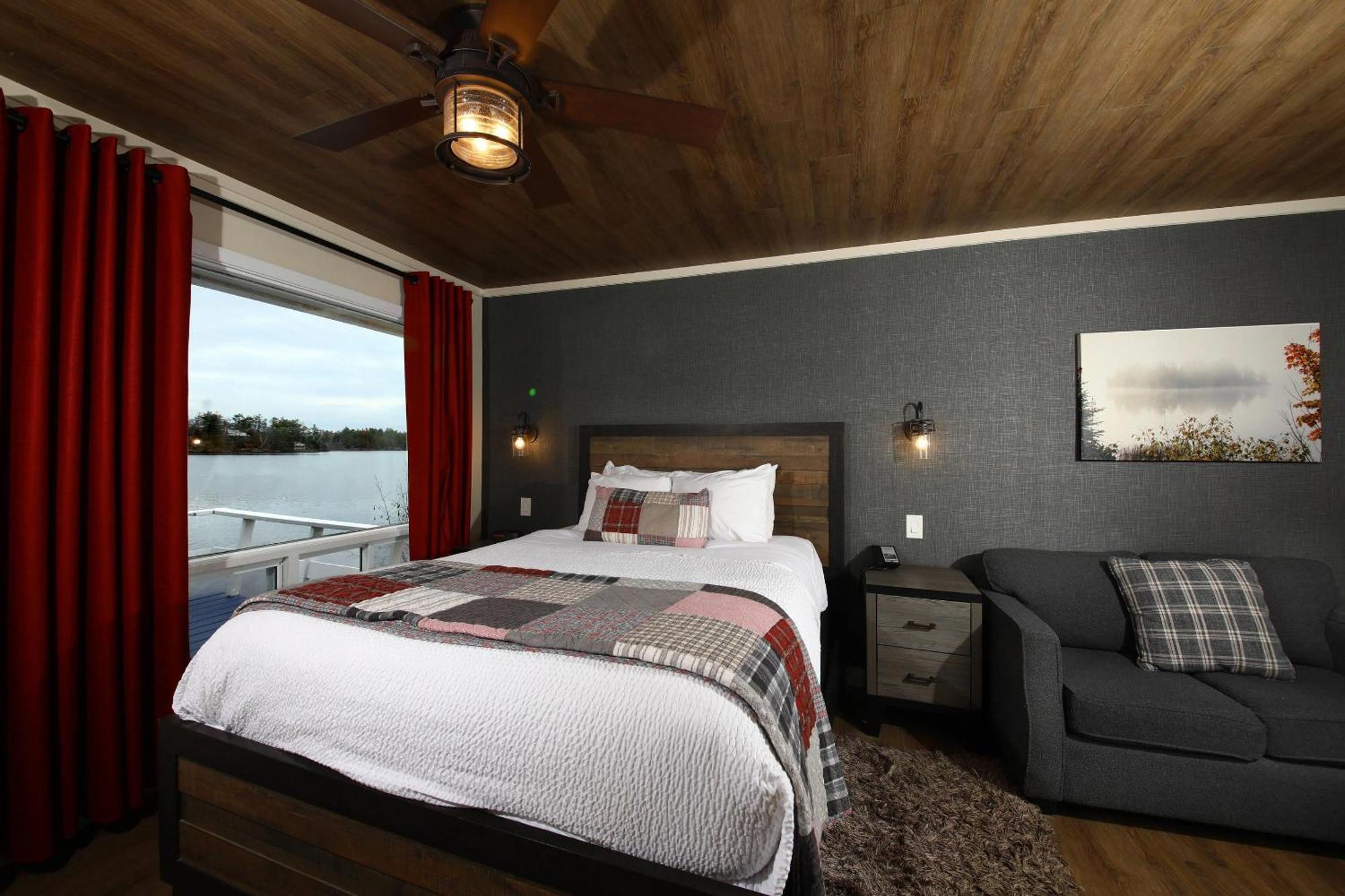 Queen Room Lake Front - Non-Smoking