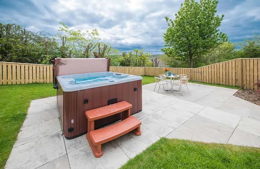 Douglas Fir Lodge With Hot Tub Near Cupar Fife-1