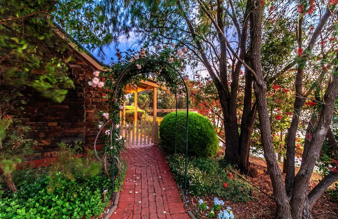 Stonewell Cottages And Vineyards-1