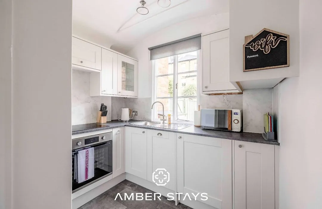 Cosy 3 Bed Cottage In Windsor, Perfect For Small Families & Couples, Sleeps 5-1
