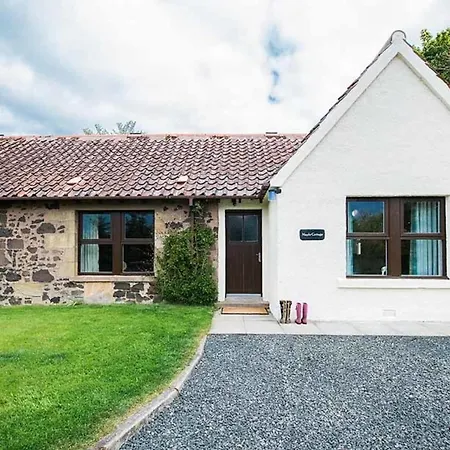 Douglas Fir Lodge With Hot Tub Near Cupar Fife-3