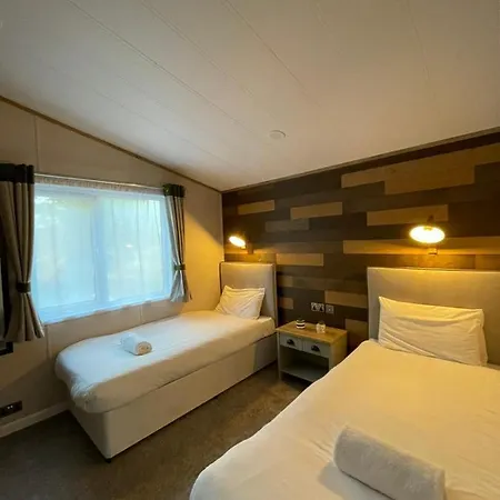 Eastgate Lodge With Hot Tub-3