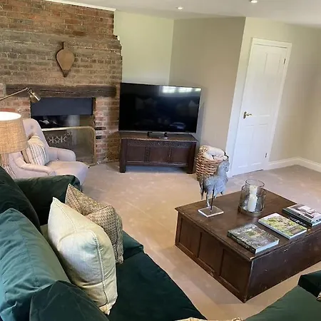 Holly Cottage, 2, Northbrook Park, Farnham-Up To 6 Adults-3