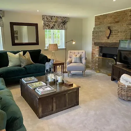 Holly Cottage, 2, Northbrook Park, Farnham-Up To 6 Adults-2