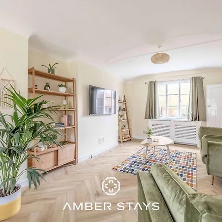 Cosy 3 Bed Cottage In Windsor, Perfect For Small Families & Couples, Sleeps 5-2