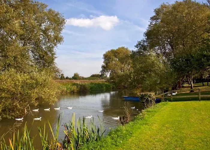Cherbridge Lodges - Riverside Lodges, Short Lets Oxford