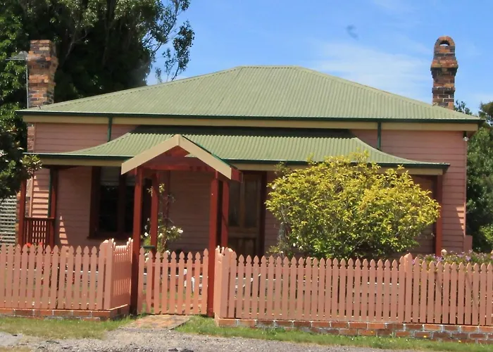 Kerrellie Cottages 2, 4 & 8 Reid Street Strahan