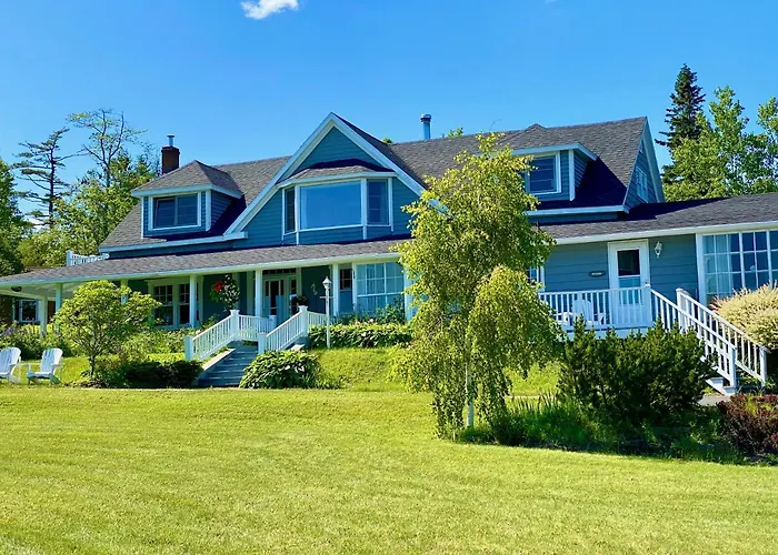 Broadwater Inn & Cottages Baddeck