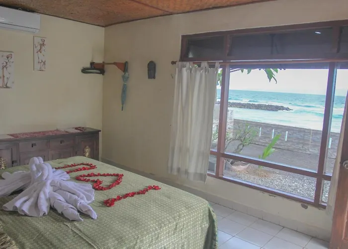 Temple Cafe & Seaside Cottages Candi Dasa 