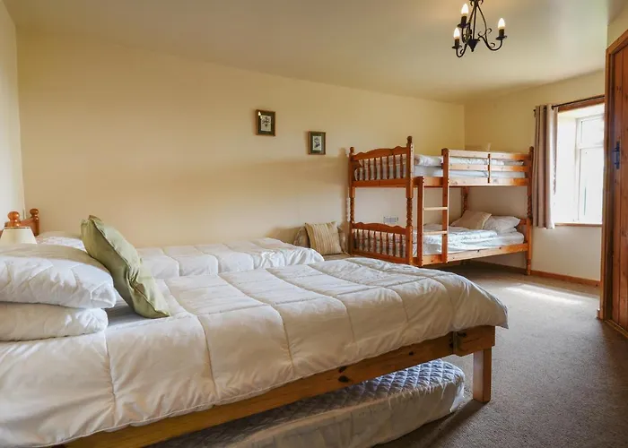 Hulmes Vale House - Sleeps 14 - Peak District Villa Buxton 