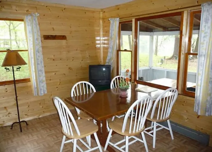 The Elms Waterfront - Three Bedroom Cottage Lake Luzerne
